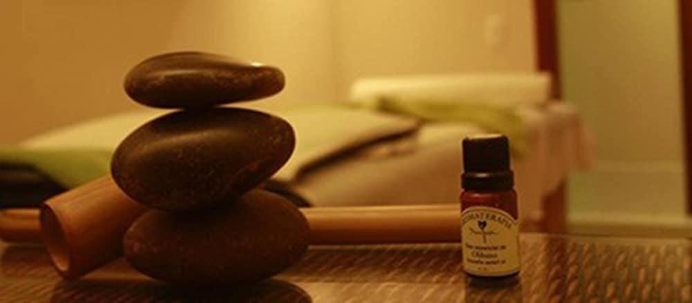 Majestic Palace Hotel Florianópolis Zewnętrze zdjęcie A bottle of essential oil