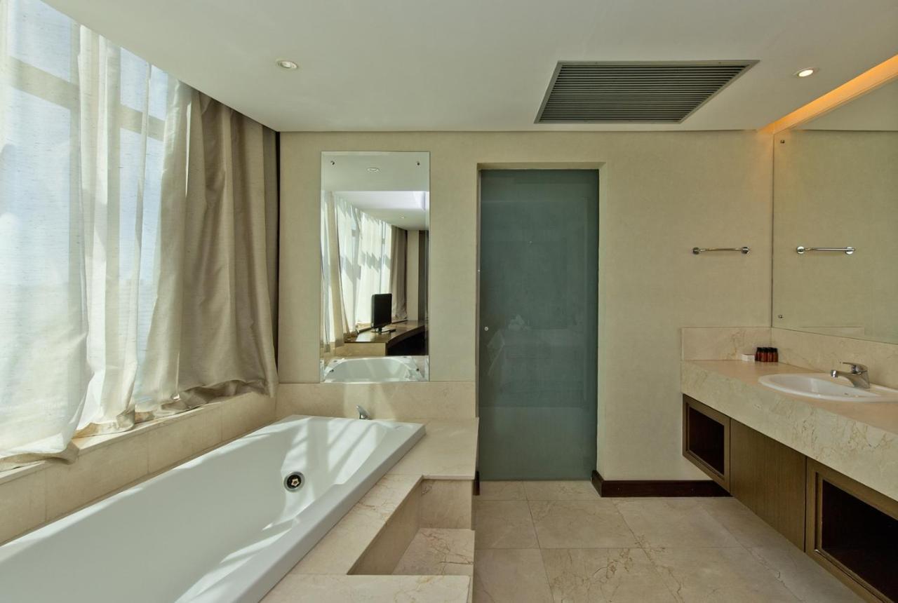 Majestic Palace Hotel Florianópolis Zewnętrze zdjęcie A bathroom with a shower door