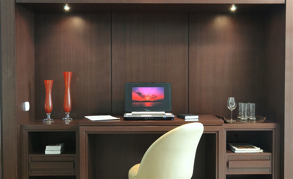 Majestic Palace Hotel Florianópolis Zewnętrze zdjęcie A computer on a desk